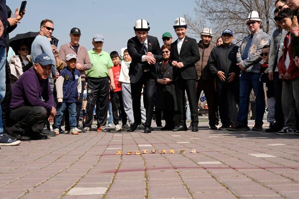 Для гостей были организованы состязания по национальным видам спорта, включая перетягивание каната, борьбу на поясах, прыжки в мешках и метание камней на дальность - Sputnik Кыргызстан