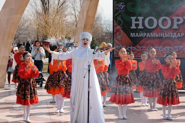 Торжественная программа началась с национального обряда &quot;Алас&quot; — окуривания арчей - Sputnik Кыргызстан