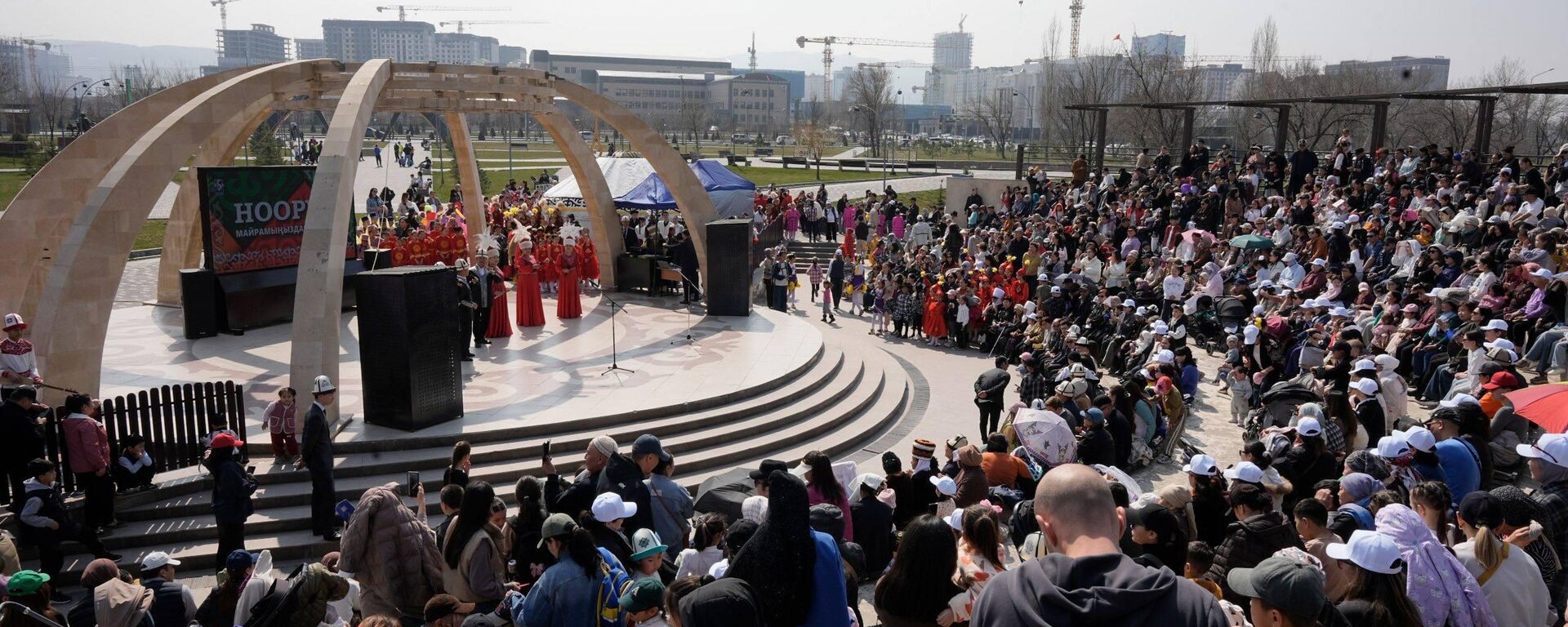 На юге Бишкека прошло масштабное празднование Нооруза  - Sputnik Кыргызстан, 1920, 21.03.2026