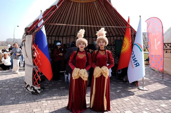 Для гостей были установлены тематические юрты: юрта &quot;Евразии&quot;, &quot;Дружба народов&quot; и юрта ремесленников - Sputnik Кыргызстан
