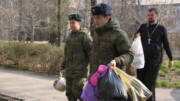 Военнослужащие российской авиабазы в Канте оказали гумпомощь нуждающимся - Sputnik Кыргызстан