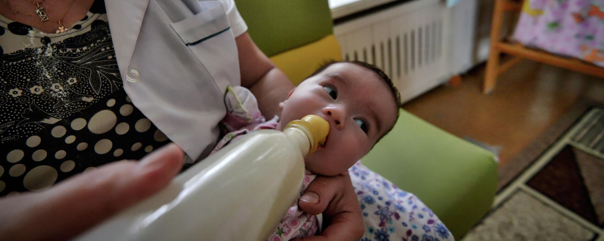  Баланы упчу менен тамактандыруу  - Sputnik Кыргызстан, 1920, 23.03.2026