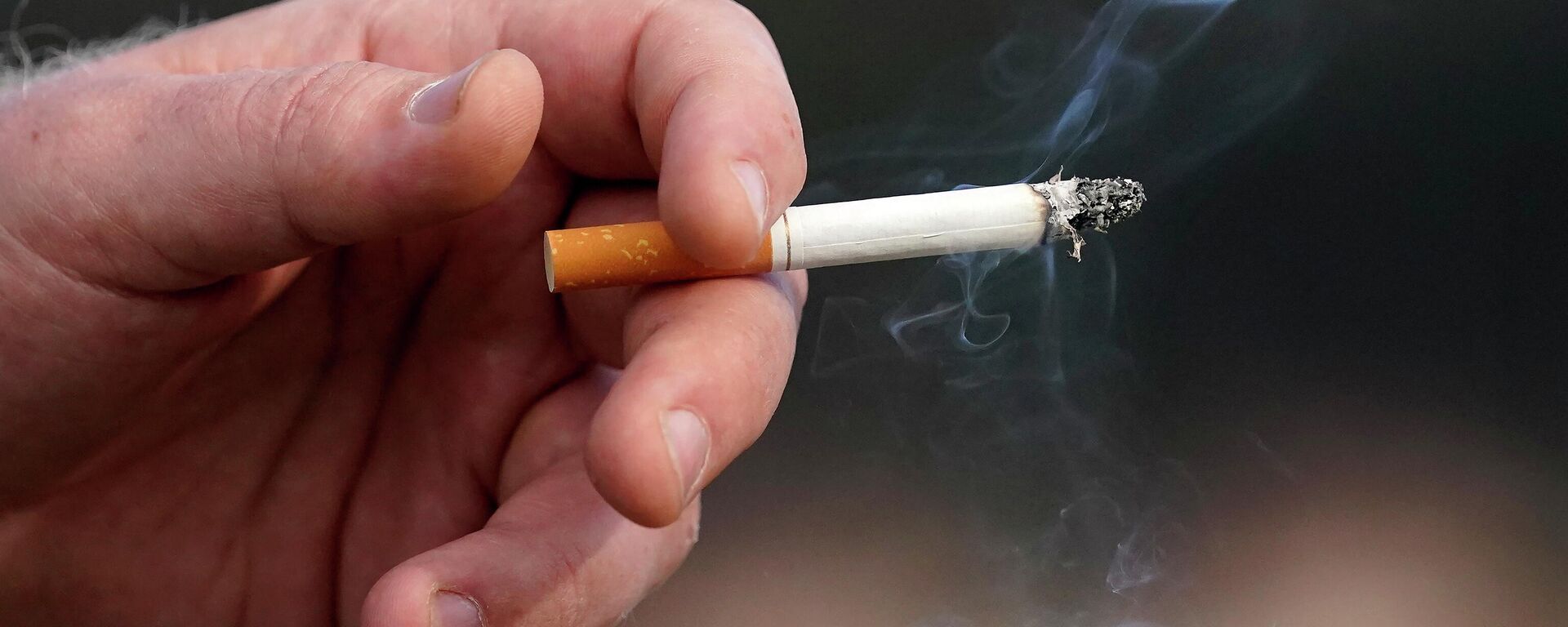 Мужчина с сигаретой - Sputnik Кыргызстан, 1920, 23.03.2026