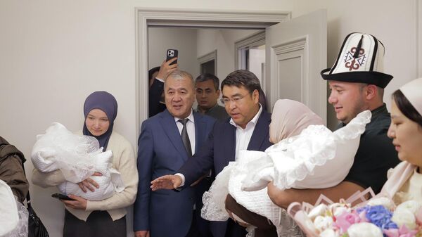 Президент Садыр Жапаров төрт эм төрөлгөн үй-бүлөгө батир белек кылды - Sputnik Кыргызстан