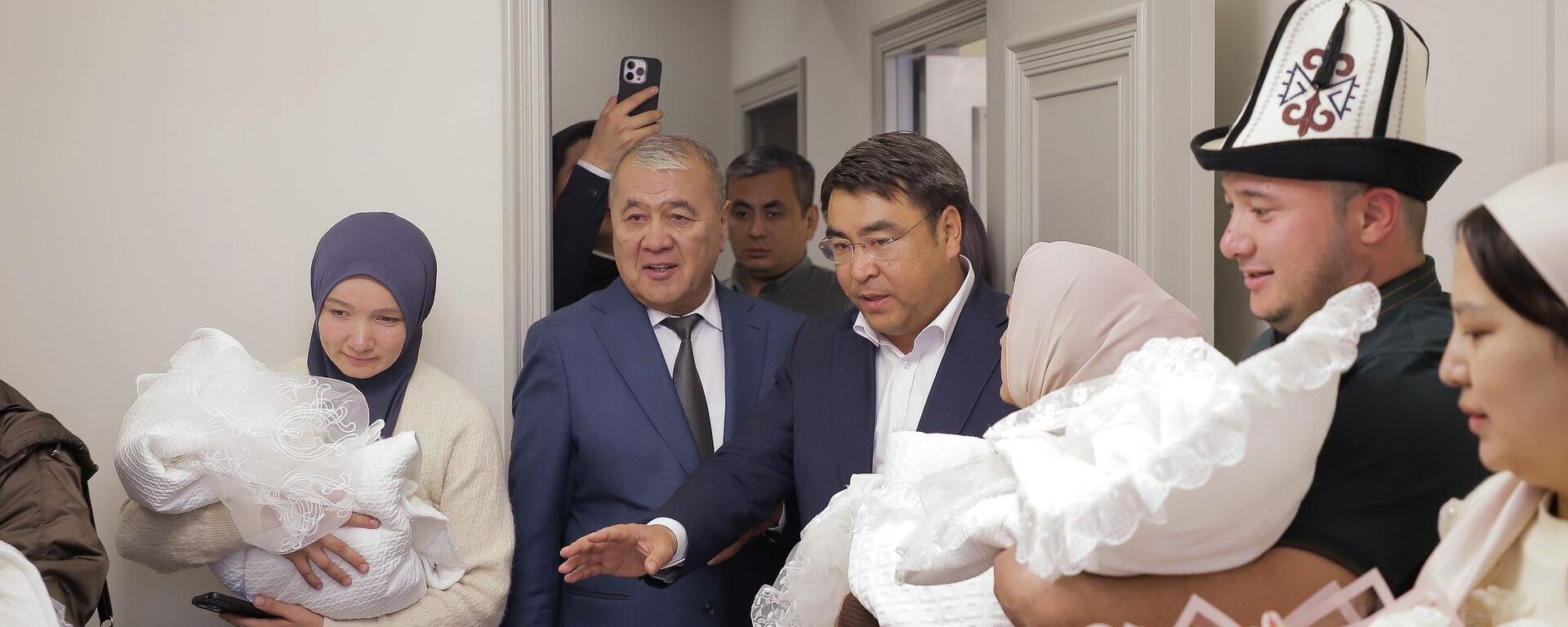 Президент Садыр Жапаров төрт эм төрөлгөн үй-бүлөгө батир белек кылды - Sputnik Кыргызстан, 1920, 23.03.2026