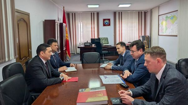 Коопсуздук кеңешинин катчысы Адилет Орозбеков Россиянын элчиси Сергей Вакунов менен жолукту - Sputnik Кыргызстан