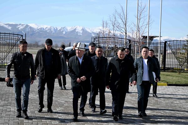 Адылбек Касымалиев Таластагы салынып жаткан социалдык объектилердин курулушун көрдү - Sputnik Кыргызстан