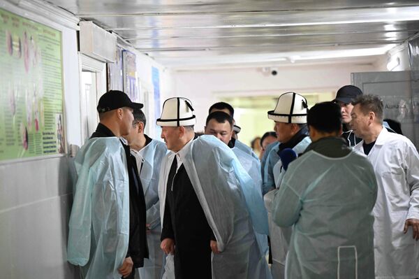 Адылбек Касымалиев  медициналык мекемелерди да кыдырды - Sputnik Кыргызстан