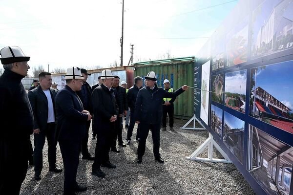 Глава кабмина Адылбек Касымалиев ознакомился с ходом строительства некоторых социальных объектов в Таласе - Sputnik Кыргызстан