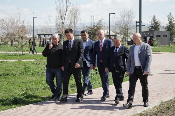 На церемонии открытия акции выступили полномочный представитель президента в Джалал-Абадской области Тилек Текебаев, мэр Манас Абдупата Маткаликов, депутаты горкенеша, генконсул России Роман Свистин и председатель Ассамблеи народа Кыргызстана Каныбек Тилекеев. Специально для участия в открытии акции в Манас прибыли сотрудники &quot;Российской газеты&quot; и представители авиабазы &quot;Кант&quot;. - Sputnik Кыргызстан