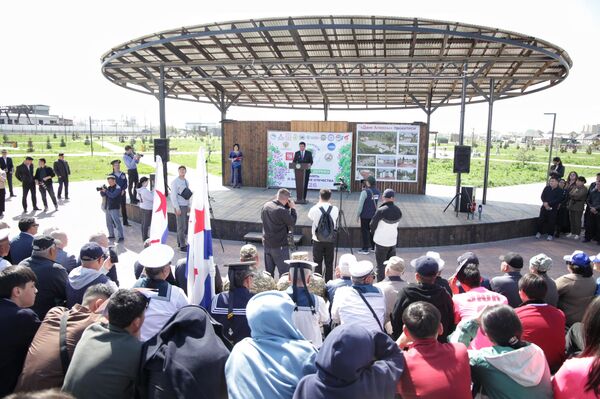 В городе Манасе в Парке дружбы регионов Кыргызстана и России дан старт международной акции &quot;Сад памяти&quot; по высадке саженцев, приуроченной к 81-й годовщине Победы в Великой Отечественной войне - Sputnik Кыргызстан