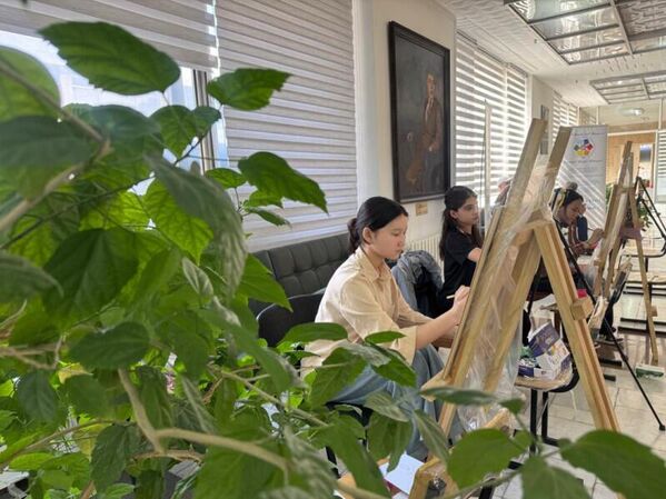 На втором этапе номинации "изобразительное искусство" молодые художники погрузились в процесс создания работ прямо на площадке - Sputnik Кыргызстан