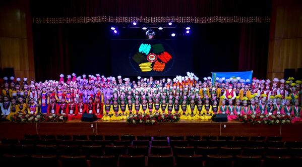 Номинация "народный танец" одна из самых масштабных в программе игр — она объединила 376 участников - Sputnik Кыргызстан