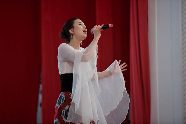 В молодежном театре "Тунгуч" прошел первый тур номинации "эстрадное пение" - Sputnik Кыргызстан