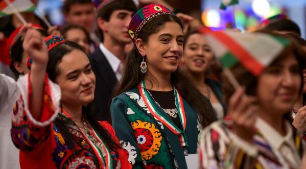 Участницы из Таджикистана на церемонии открытия I Молодежных Дельфийских игр ШОС - Sputnik Кыргызстан