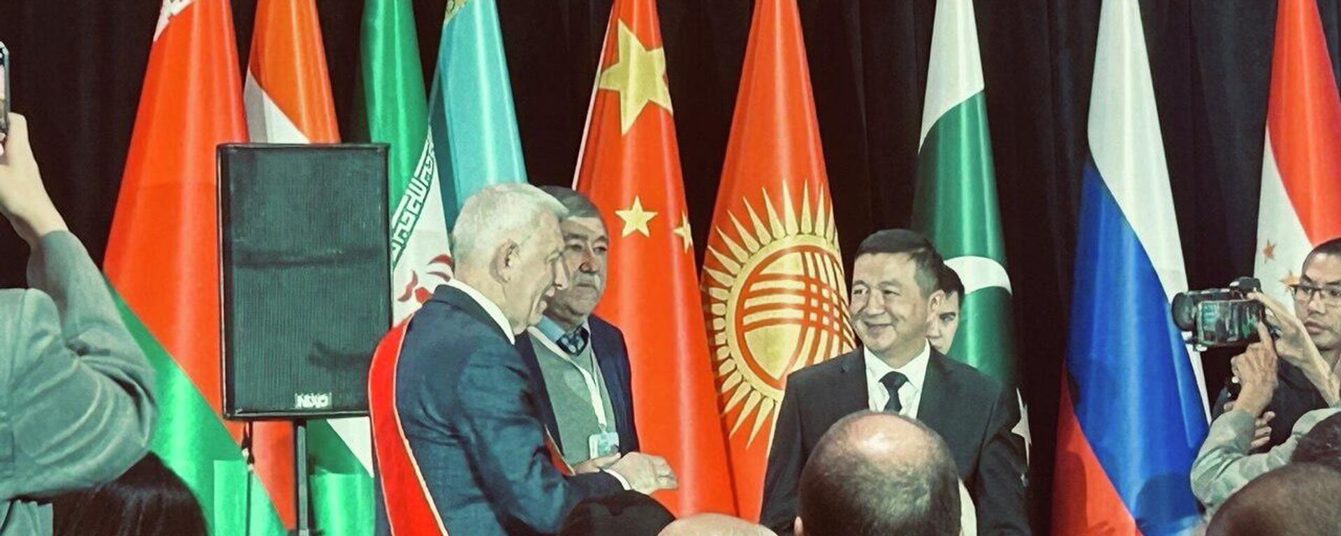 Награждение академика Евгения Шляхто - Sputnik Кыргызстан, 1920, 26.03.2026