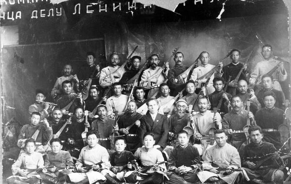 Кыргыз мамлекеттик филармониясында композитор, дирижёр, Пётр Шубин эл аспаптар оркестринин артисттери менен. Фрунзе, 1936 - Sputnik Кыргызстан