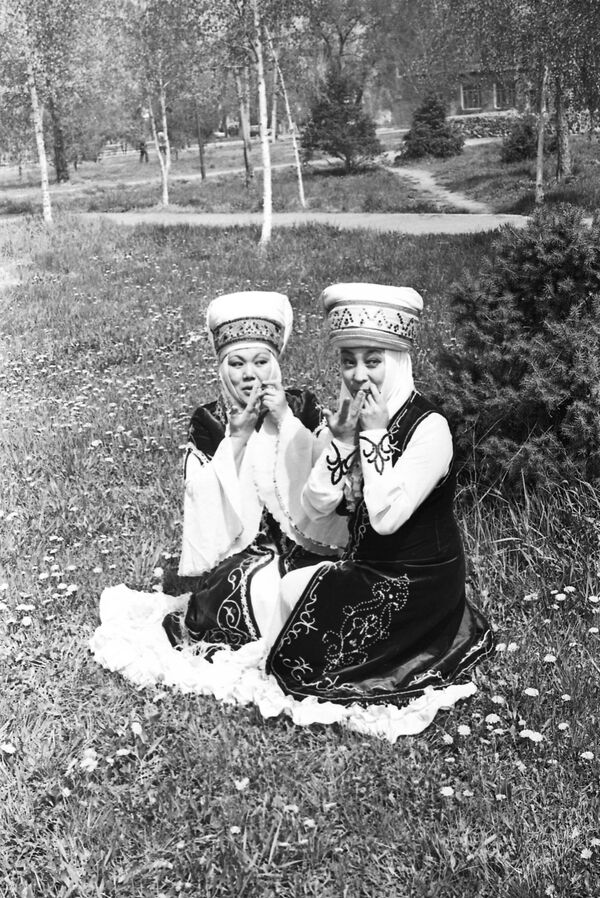 Филармониянын солисттери Н. Таабалдиева менен А.Мадиева ооз комузда ойноп жаткан маалы. Фрунзе, 1985 - Sputnik Кыргызстан