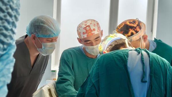 Операция по пересадке почки в Национальном центре охраны материнства и детства - Sputnik Кыргызстан