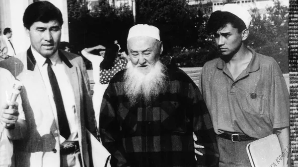 Кыргыздардын алгачкы дүйнөлүк курултайына Австралиядан келген кыргыз Сарыбай уулу Газиз Айтувар (ортодо) небереси Нурлан менен (оң жакта). Бишкек, 1992,-жыл, август - Sputnik Кыргызстан