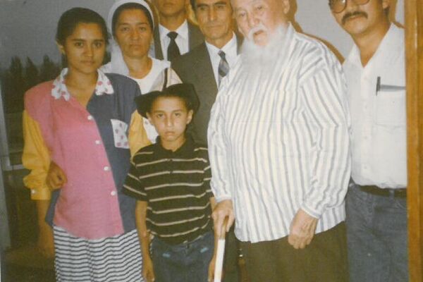 Австралиядан келген этникалык кыргыз Сарыбай уулу Газиз Айтувар (оң жакта) улуу баласы Хамиддин үйүндө. Бир тууган иниси Абдрахман (ортодо) Газиз Айтувардын улуу баласы Хамид (сол жакта). Фрунзе, 1989-жыл - Sputnik Кыргызстан