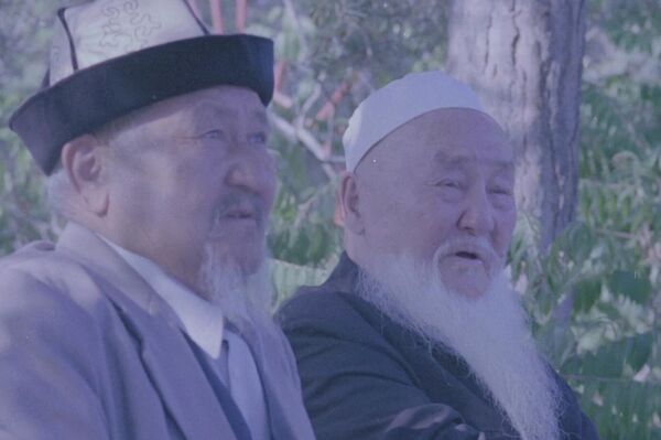 Кыргыздардын алгачкы дүйнөлүк курултайына Австралиядан келген кандашыбыз Сарыбай уулу Газиз Айтувар (оң жакта) бир тууган иниси Абдылда менен. Чолпон-Ата, 1992-жыл, август - Sputnik Кыргызстан