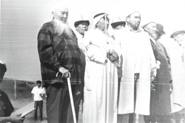 Кыргыздардын алгачкы дүйнөлүк курултайына Австралиядан келген кандашыбыз Сарыбай уулу Газиз Айтувар (сол жакта биринчи), Сауд Аравиялык кыргыз, Кимсанбай ажы Абдрахманов менен. “Ата-Бейит” комплекси. 1992-жыл, август - Sputnik Кыргызстан