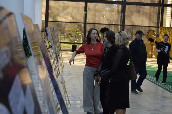 Выставка Фантастический мир Михаила Буглакова прошла в Бишкеке - Sputnik Кыргызстан