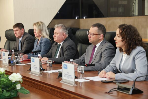 Ключевым итогом визита стало подписание соглашений между КРСУ и российским вузом, которые подразумевают образовательное, научное и гуманитарное сотрудничество. - Sputnik Кыргызстан