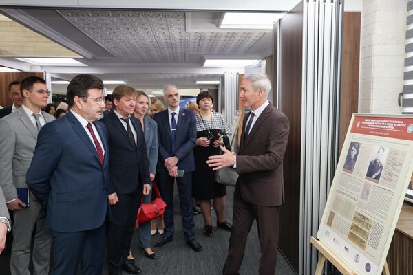 Центральным событием визита стало открытие историко-документальной выставки &quot;Во славу Родины, во имя Победы&quot;, приуроченной к 81-й годовщине Победы в Великой Отечественной войне. Экспозиция стала важным элементом гуманитарного диалога между Кыргызстаном и Россией. - Sputnik Кыргызстан