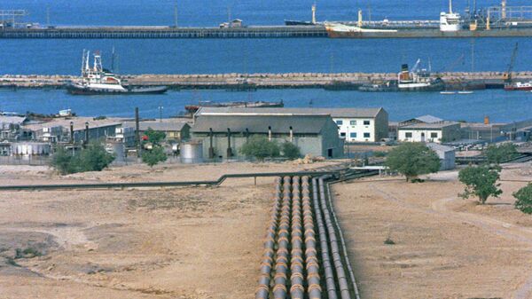 Трубы, ведущие от нефтехранилища к причалу острова Харк в Иране  - Sputnik Кыргызстан