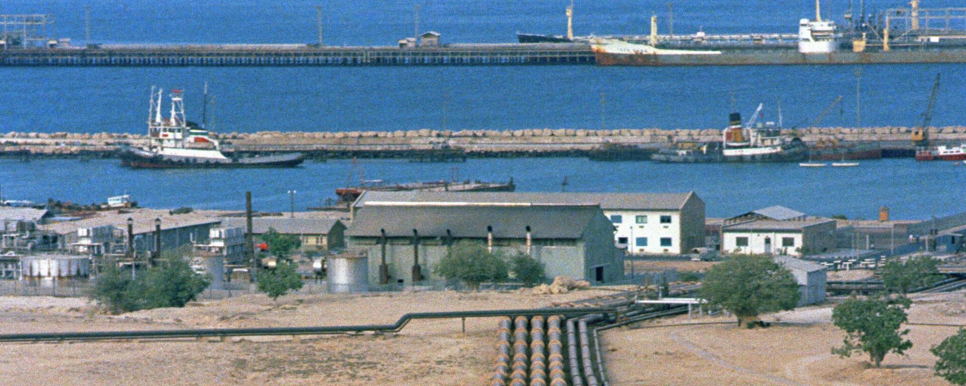 Трубы, ведущие от нефтехранилища к причалу острова Харк в Иране  - Sputnik Кыргызстан, 1920, 31.03.2026