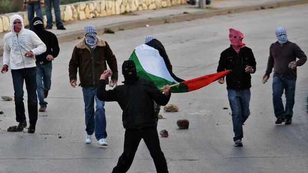 Палестинцы бросают камни в израильских солдат. Архивное фото - Sputnik Кыргызстан