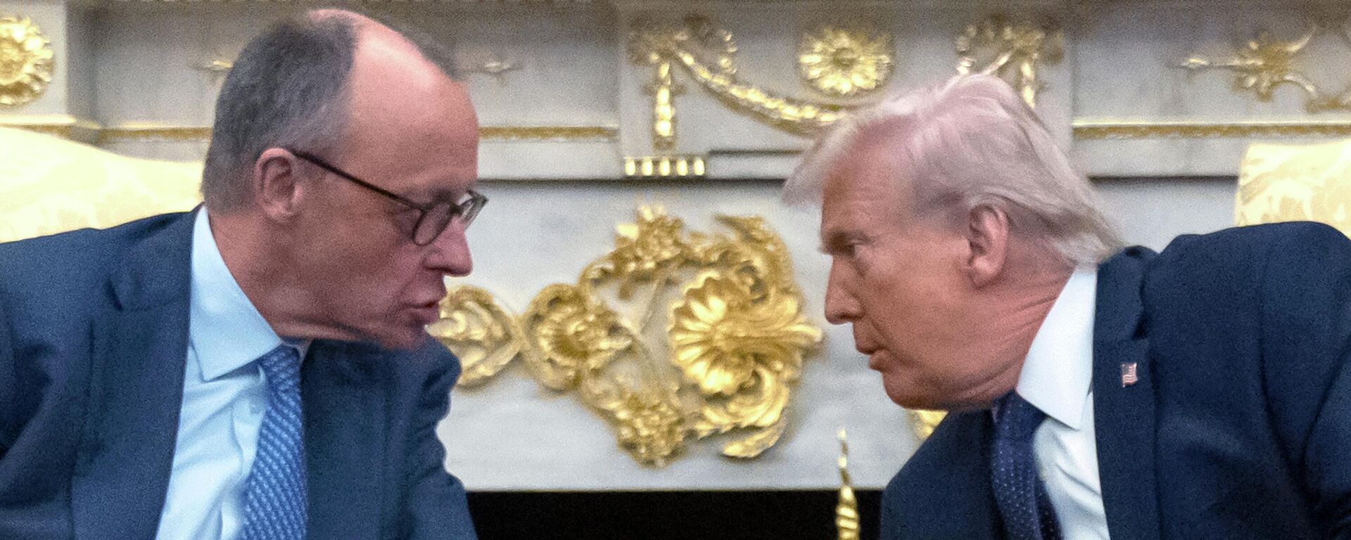 Фридрих Мерц и Дональд Трамп - Sputnik Кыргызстан, 1920, 01.04.2026