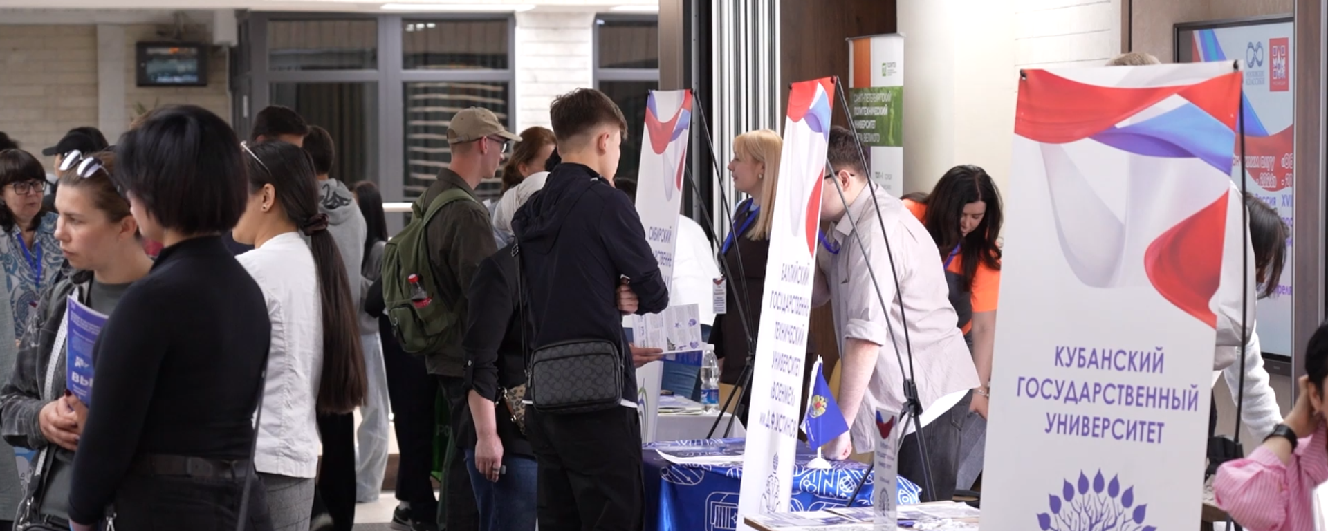 Как бесплатно получить образование в России — видео с выставки в Бишкеке  - Sputnik Кыргызстан, 1920, 01.04.2026