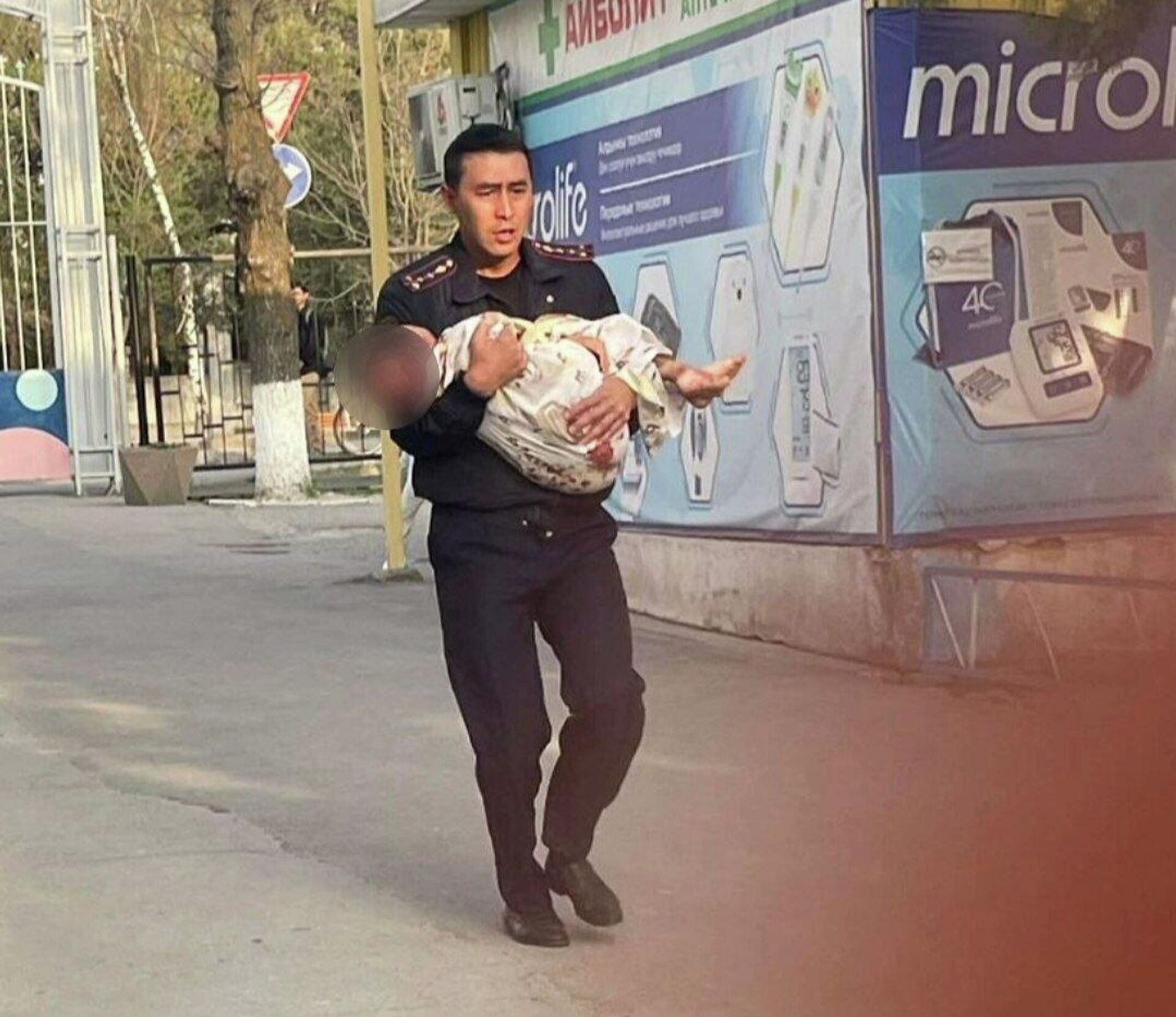 Милиционер с ребенком - Sputnik Кыргызстан, 1920, 02.04.2026