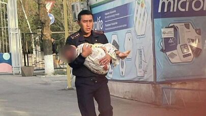 Милиционер с ребенком