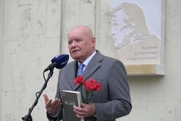В Москве на здании медиагруппы &quot;Россия сегодня&quot; открыли мемориальную доску в память о председателе правления Агентства печати &quot;Новости&quot; Валентине Фалине. На церемонии выступил генеральный директор медиагруппы &quot;Россия сегодня&quot; Дмитрий Киселев. - Sputnik Кыргызстан