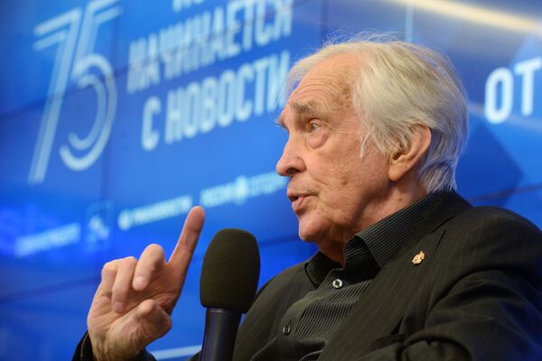  Валентин Фалин советтик жана чет элдик басылмалардагы көптөгөн макалалардын автору катары &quot;Россия сегодня&quot; эл аралык медиатобунун маалыматтык ишинин өнүгүшүнө салымын кошкон - Sputnik Кыргызстан