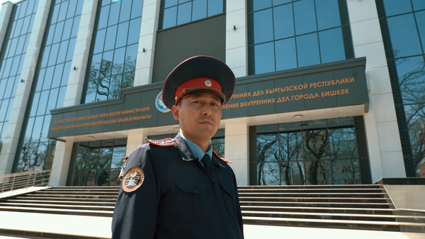 Бөбөккө жардам берген милиционер - Sputnik Кыргызстан