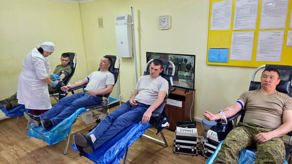 Военные из базы в Канте сдали 20 литров - Sputnik Кыргызстан