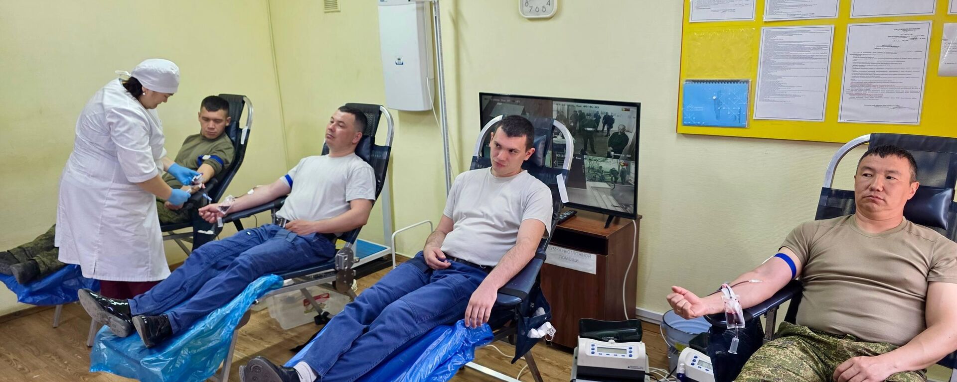 Военные из базы в Канте сдали 20 литров - Sputnik Кыргызстан, 1920, 02.04.2026