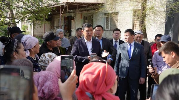  Бишкек шаарынын мэри Айбек Жунушалиев авариялык абалдагы үйлөрдүн жашоочулары менен жолукту - Sputnik Кыргызстан