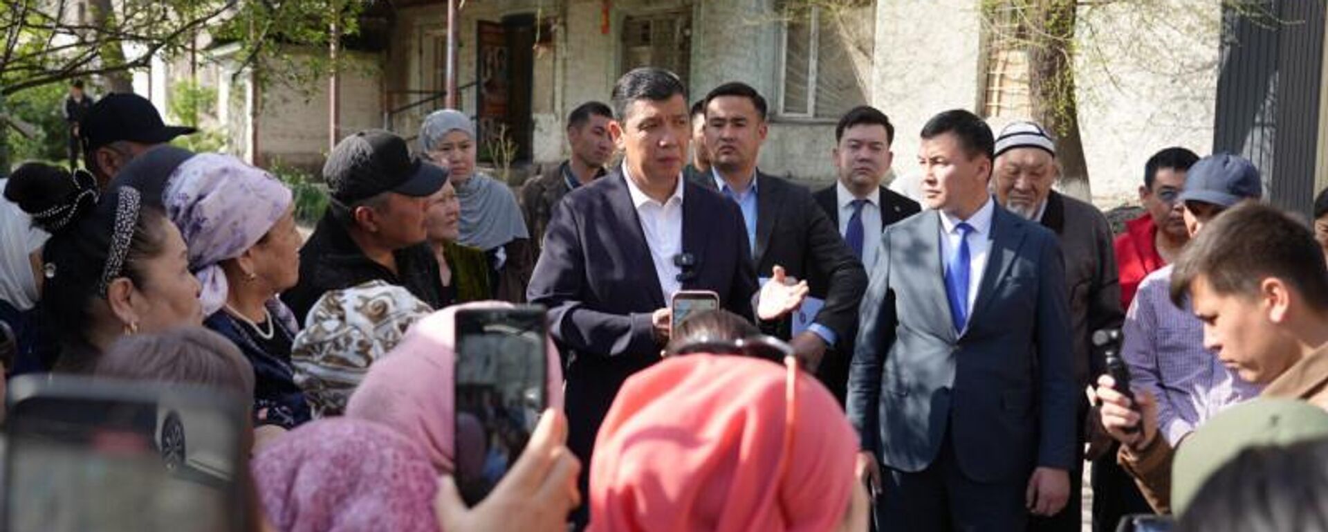 Мэр Бишкека Айбек Джунушалиев снова встретился с жителями аварийных домов на Фучика - Sputnik Кыргызстан, 1920, 03.04.2026