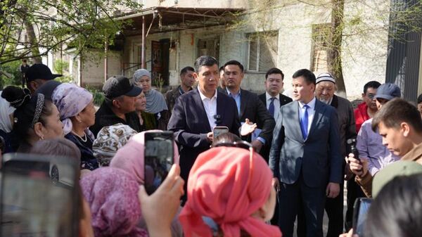 Мэр Бишкека Айбек Джунушалиев снова встретился с жителями аварийных домов на Фучика - Sputnik Кыргызстан