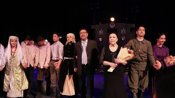 Т. Абдумомунов атындагы Кыргыз улуттук драма театры Акыркы кат спектаклин койду. Ташкент шаары - Sputnik Кыргызстан