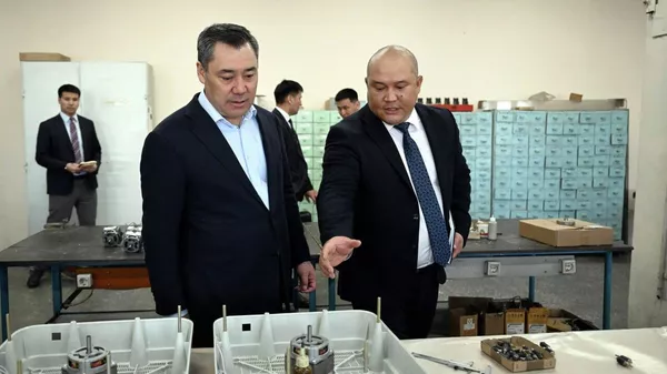 Президент Садыр Жапаров осмотрел производственные мощности ОАО ТНК Дастан - Sputnik Кыргызстан