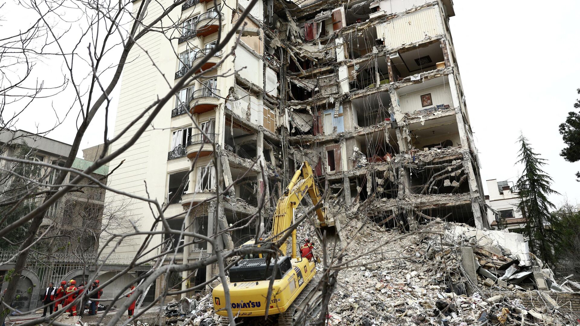 Вид на жилой дом, поврежденный в результате удара во время американо-израильского конфликта с Ираном, в Тегеране - Sputnik Кыргызстан, 1920, 04.04.2026