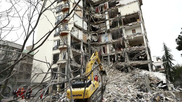 Вид на жилой дом, поврежденный в результате удара во время американо-израильского конфликта с Ираном, в Тегеране - Sputnik Кыргызстан