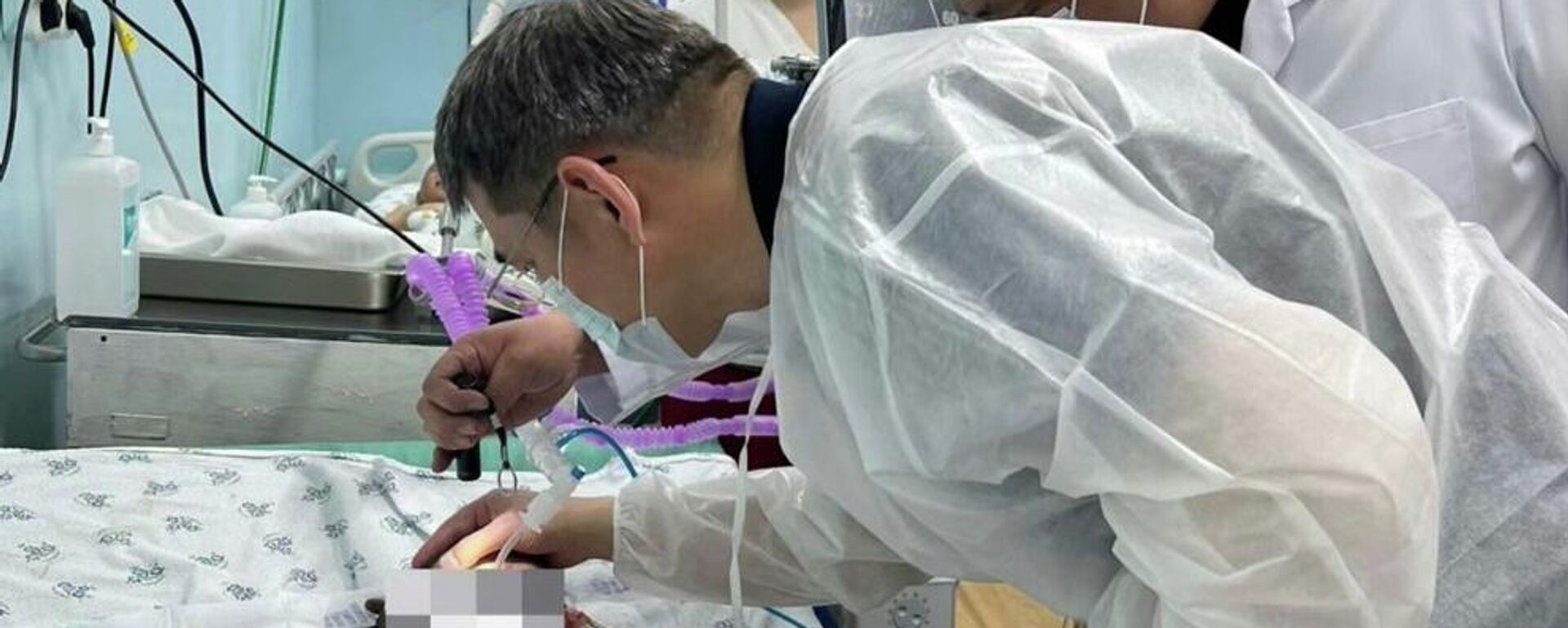 Состояние 4-летней девочки, которая выпала с матерью с шестого этажа  - Sputnik Кыргызстан, 1920, 05.04.2026